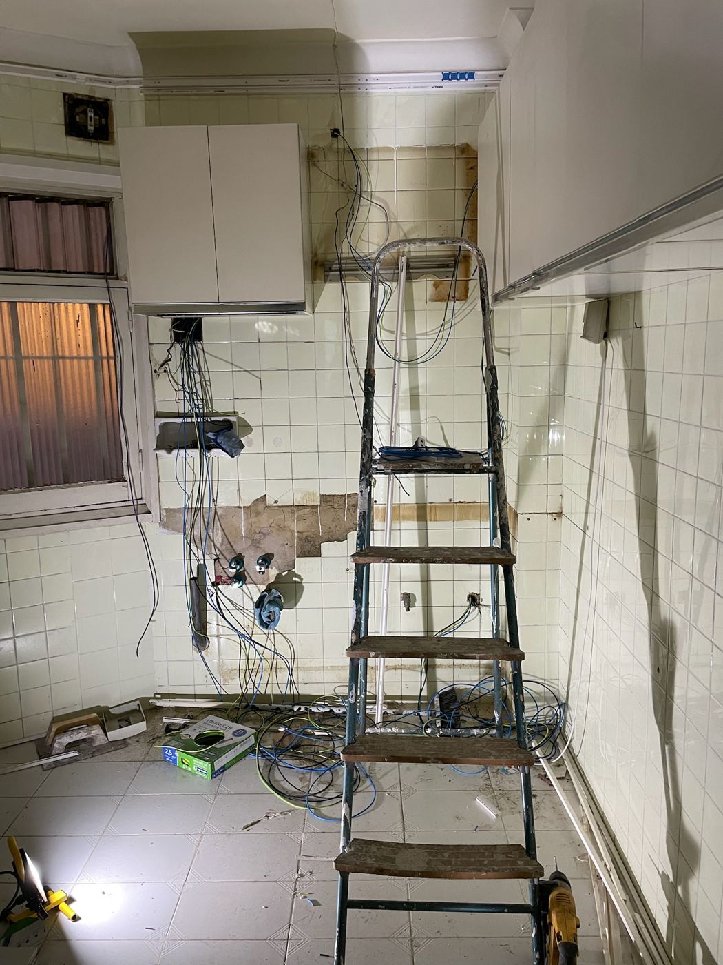 Cocina en obra, con el cableado a la vista
