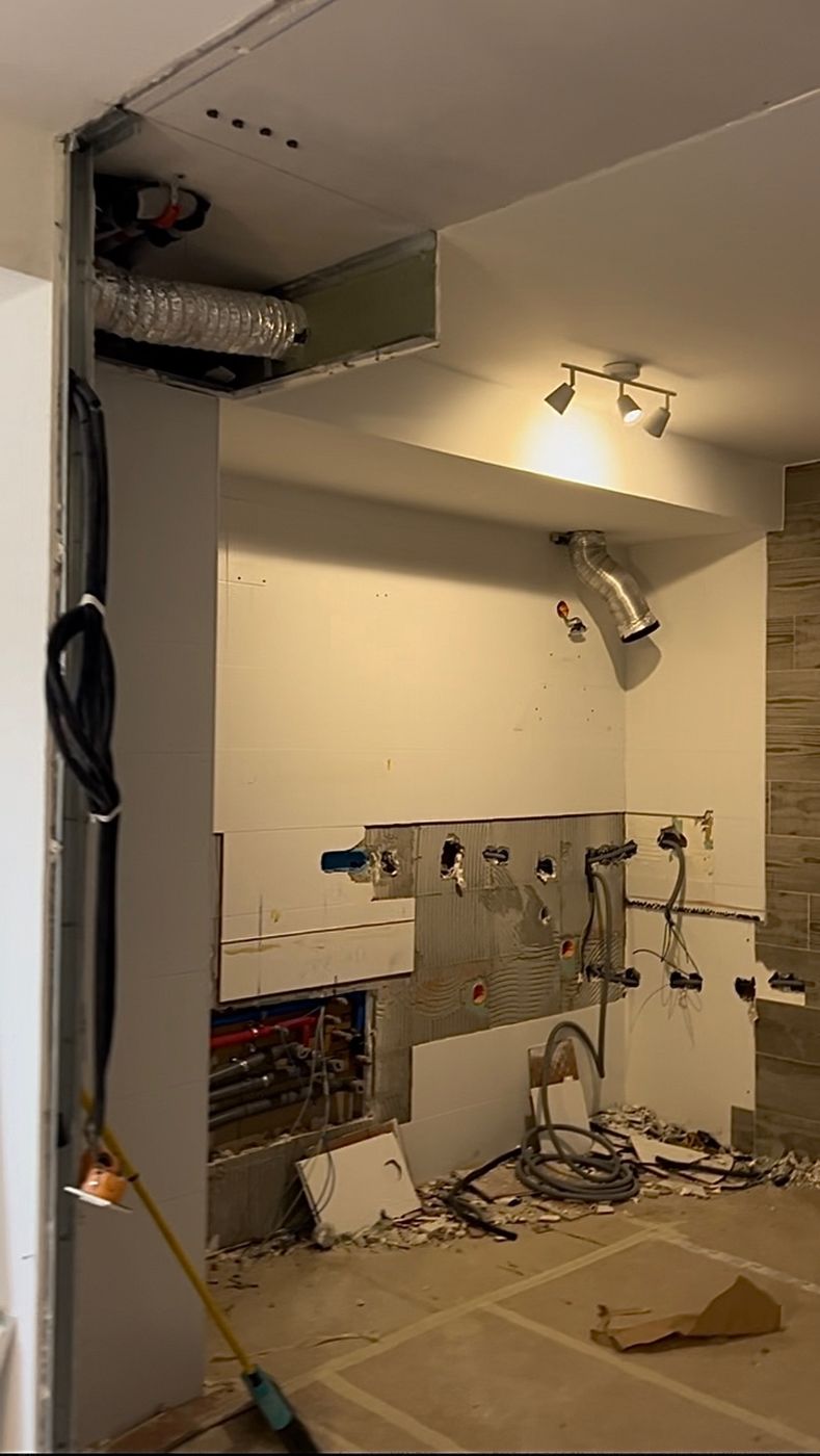 Cocina en plena obra, con las instalaciones a la vista