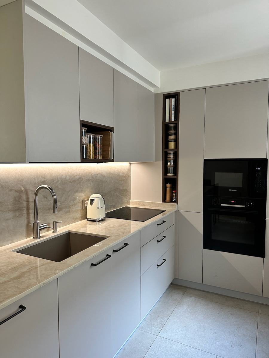 Cocina con encimera de piedra y horno integrado