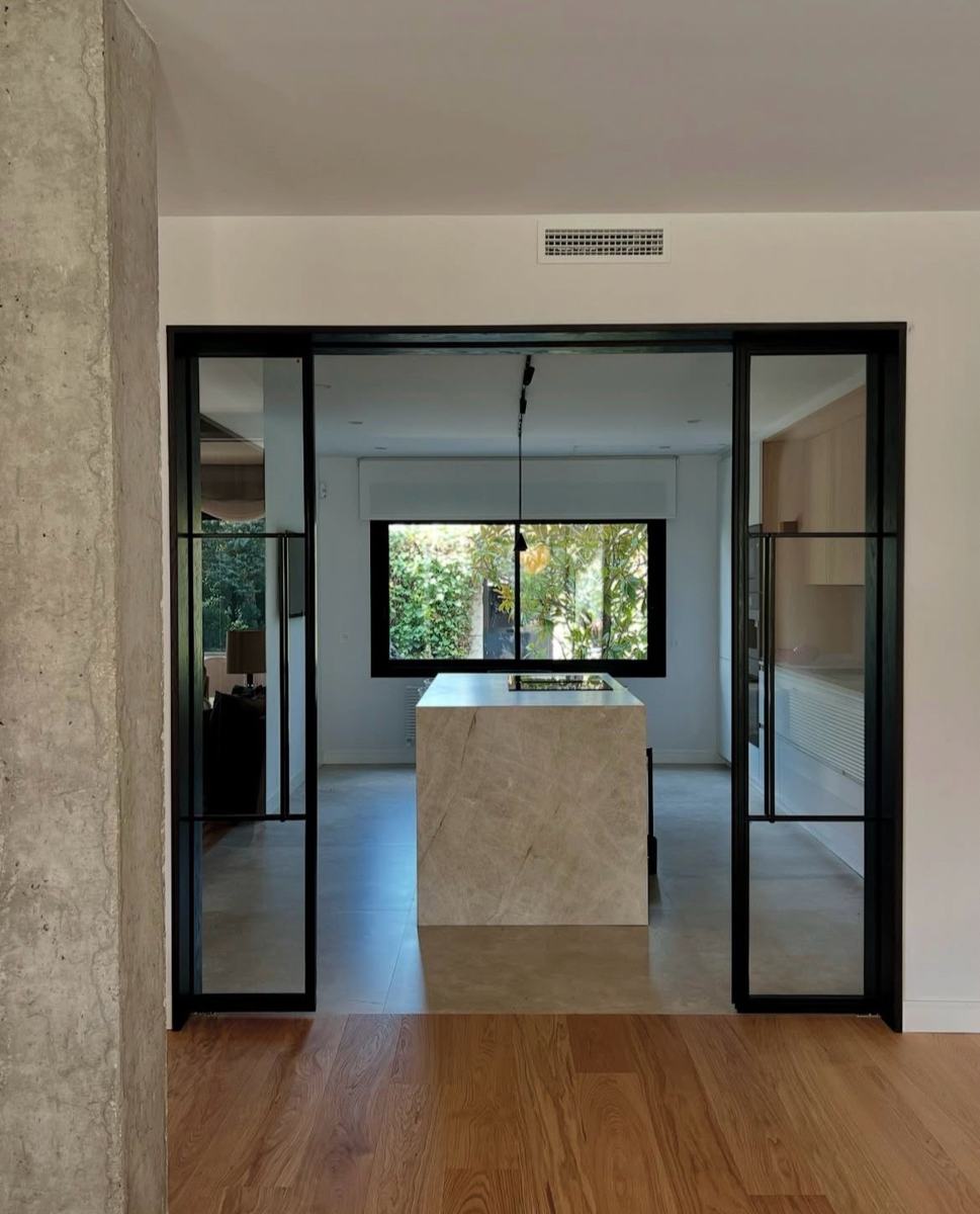 Cocina con isla vista desde el salón