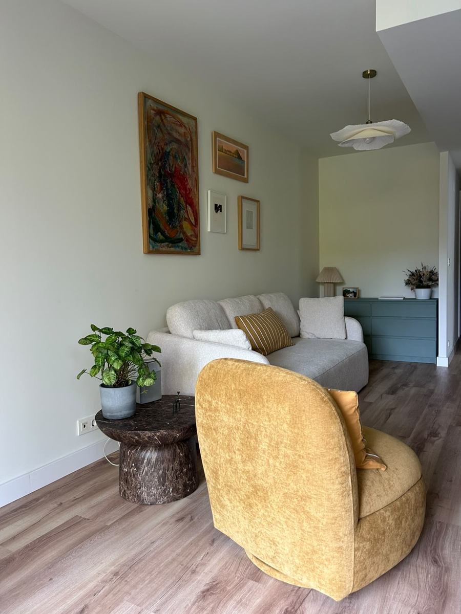 Salón con sofá y sillón amarillo