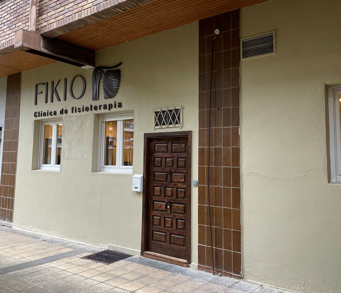 Fachada renovada de la clínica de fisioterapia Fikio