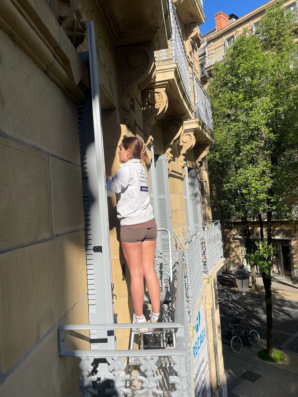 Limpieza de contraventanas desde el balcón