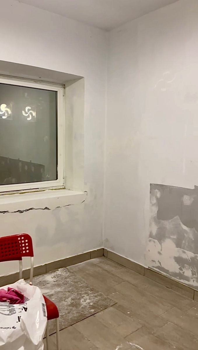Habitación con grietas en la pared