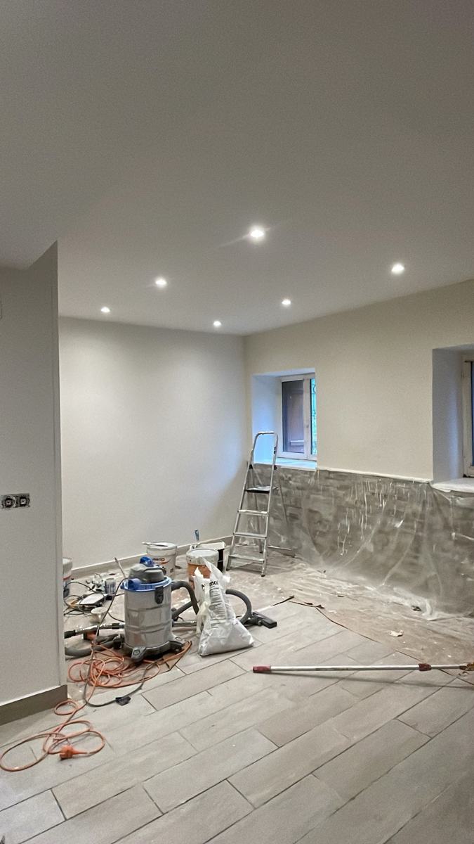 Salón recién pintado con focos nuevos