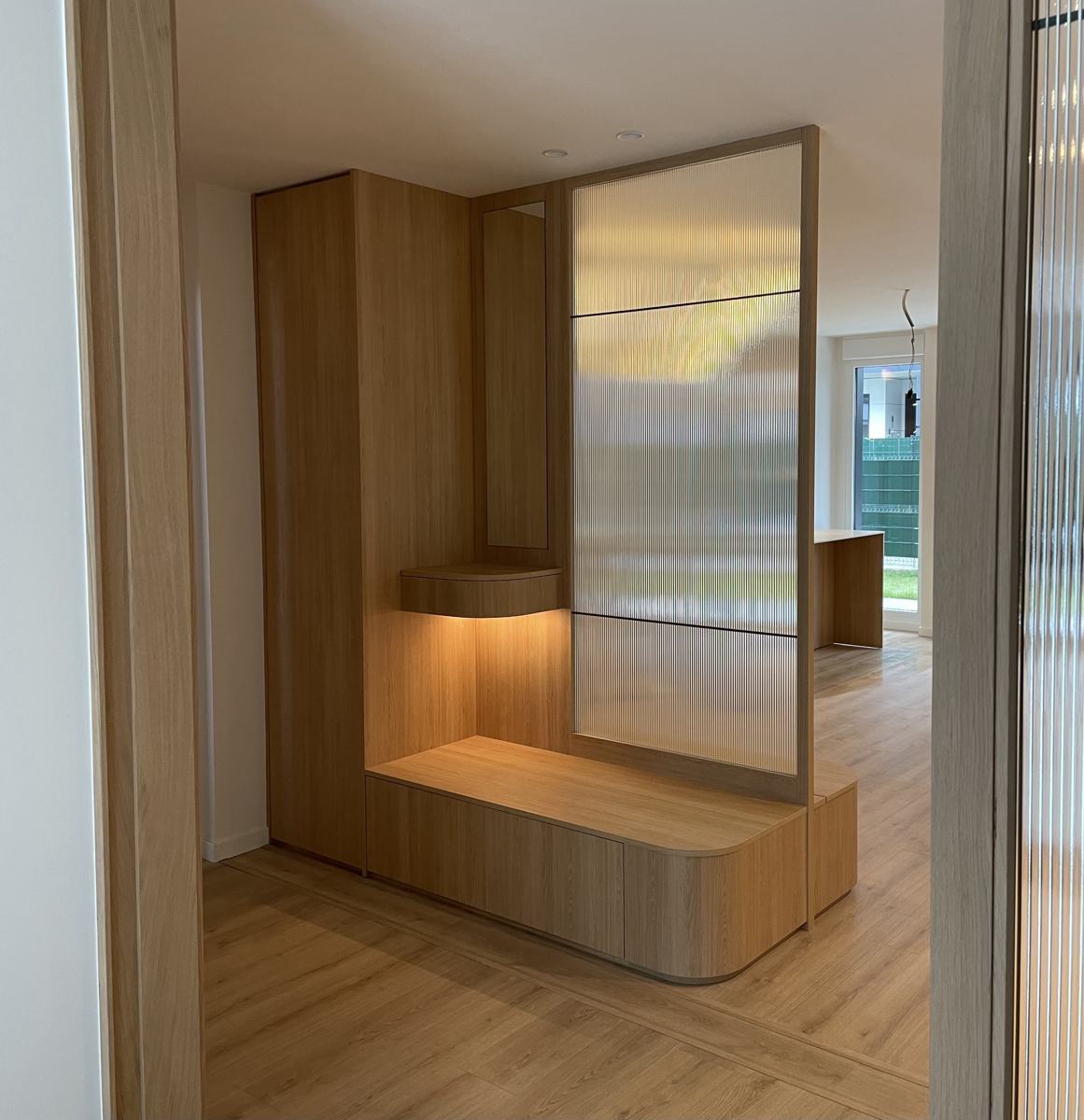 Mueble de entrada a medida con cristal estriado