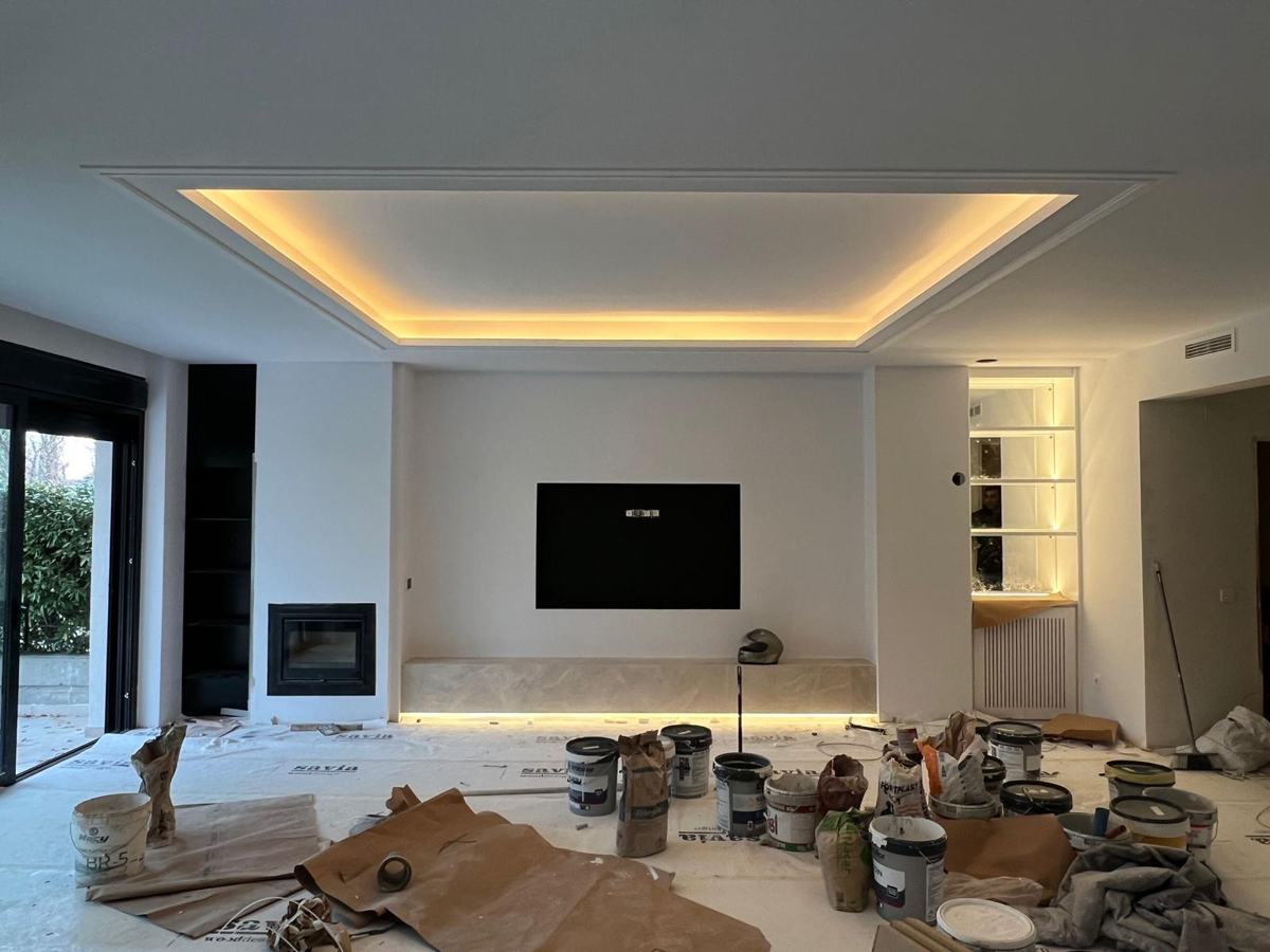 Salón con techo iluminado
