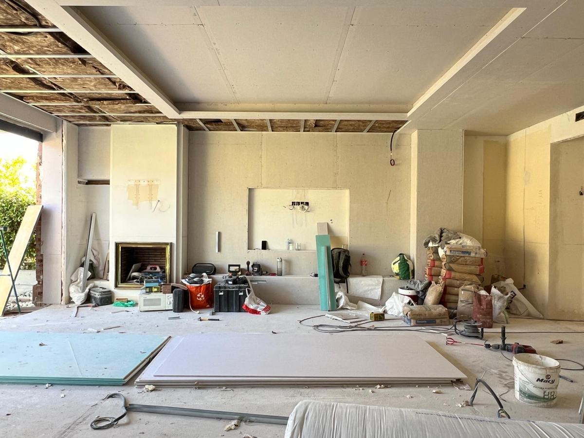 Salón en obra con techo y paredes de pladur