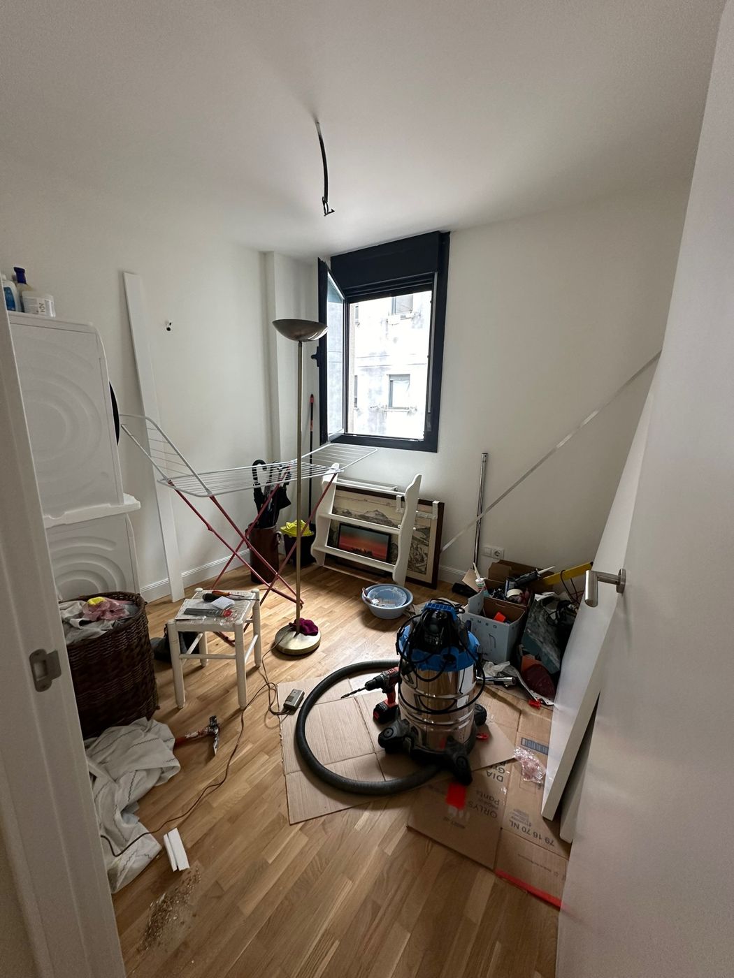 Habitación pequeña llena de trastos antes de la reforma